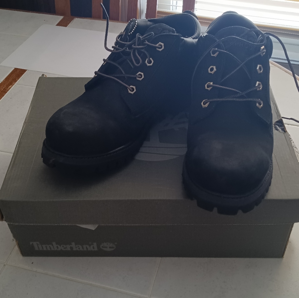 Black timberlands. Men's size 7 .